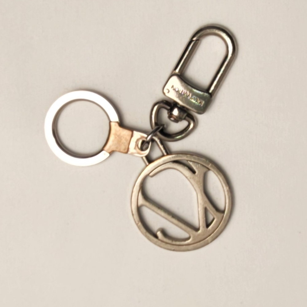 Auth Louis Vuitton Silver Taiga Porte Cles Neo Key Ring Keychain - Picture 4 of 5